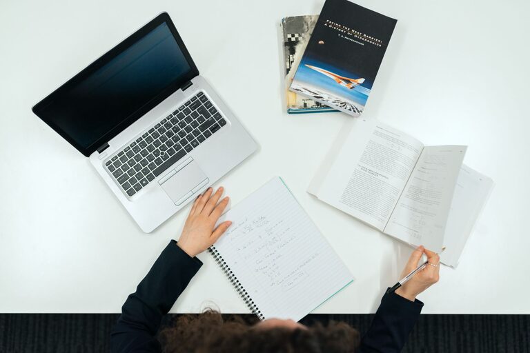 Jak efektivně využít knihovnu a akademické databáze pro domácí úkoly